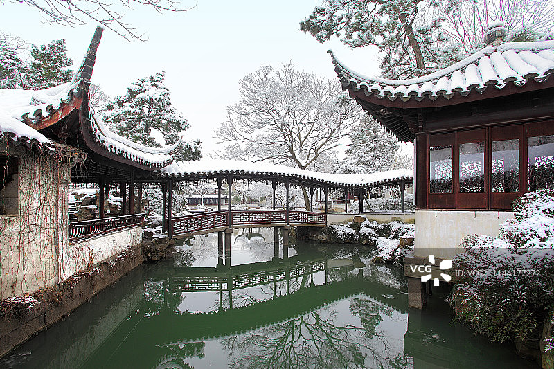 冬雪下的苏州园林 拙政园 小飞虹图片素材