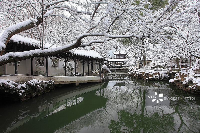 冬雪下的苏州园林 拙政园 波形廊和宜两亭图片素材
