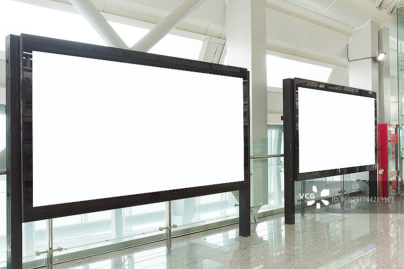 地铁中广告牌图片素材
