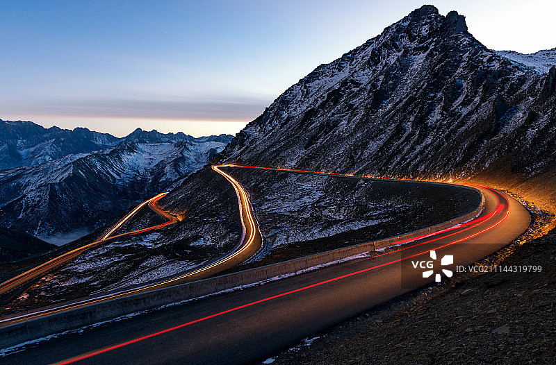 高原盘山公路夜景图片素材