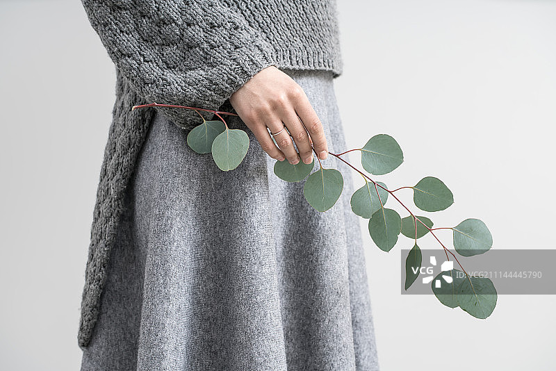 手持桉树枝的女孩图片素材