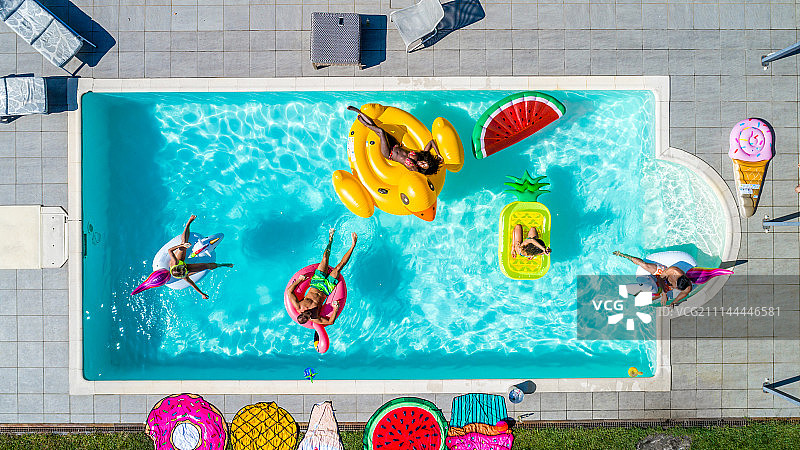 朋友们在游泳池里玩图片素材