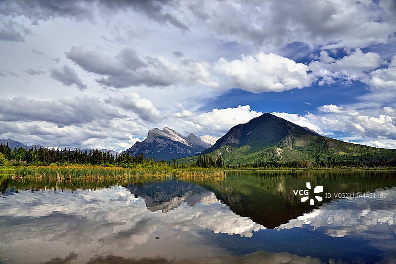 伦德尔山和硫磺山在朱砂湖的倒影图片素材