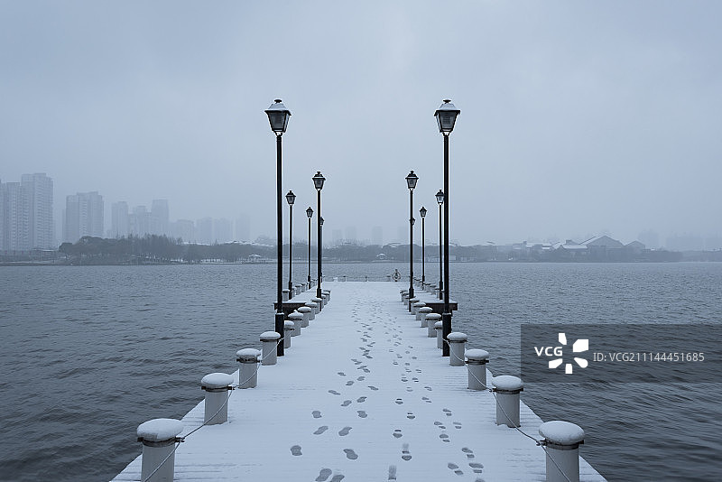 风雪中的人工游艇码头图片素材