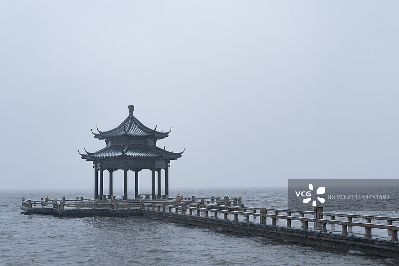 风雪中的苏州李公堤湖心亭图片素材