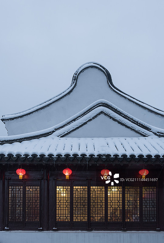 悬挂灯笼的园林特色建筑房子图片素材