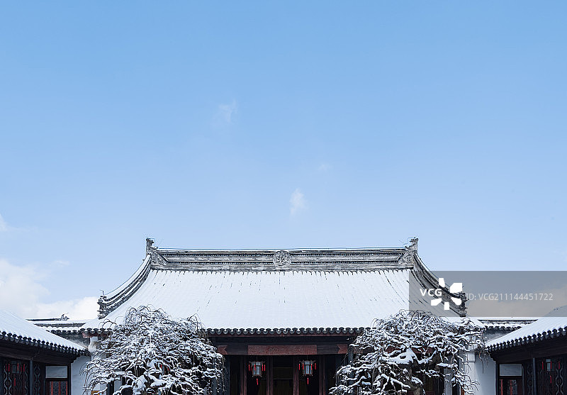 简洁的雪后中式古建筑屋檐及天空背景图图片素材