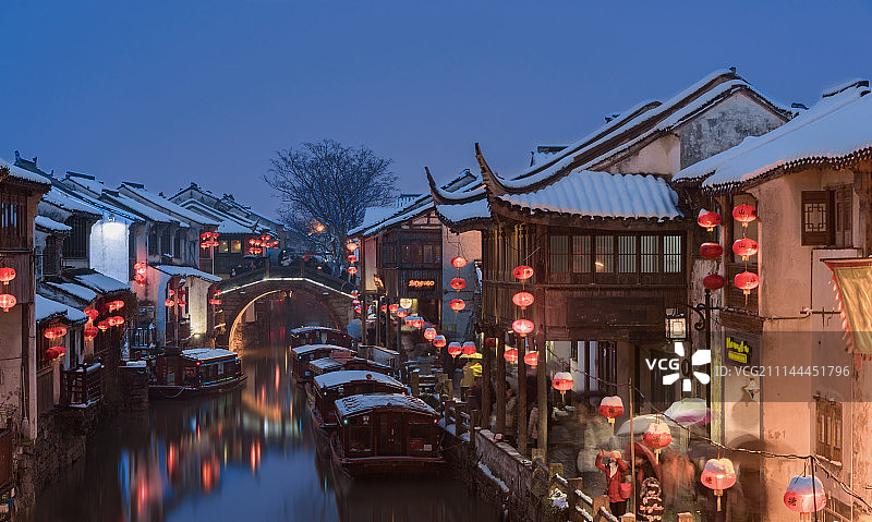 冬季雪天的古镇夜景风光图片素材