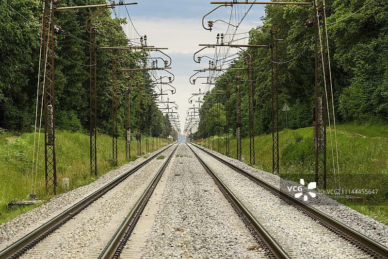 地平线上两条平行的铁轨图片素材