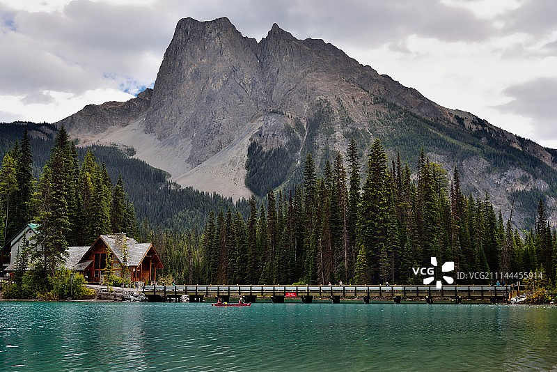 翡翠湖壮丽的伯吉斯山背景图片素材