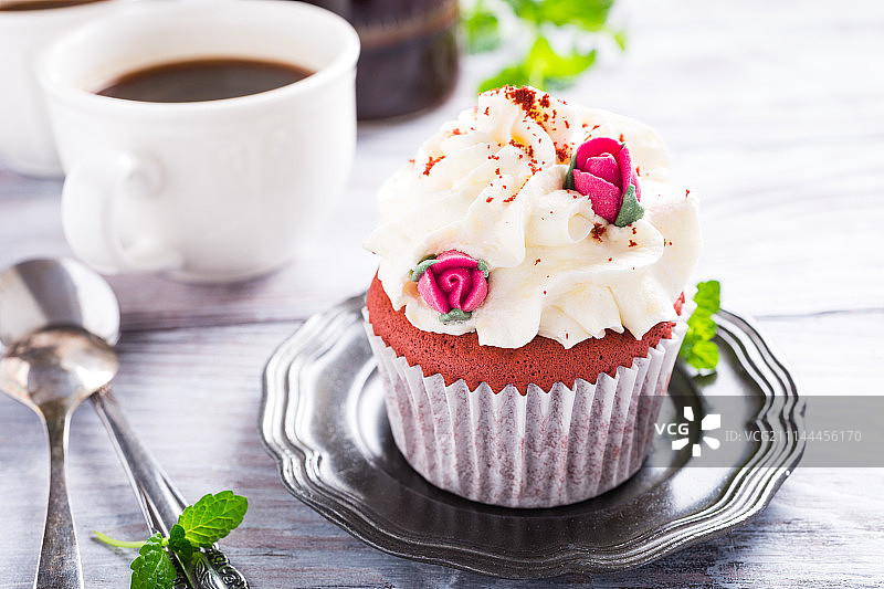 美味的红色天鹅绒纸杯蛋糕图片素材