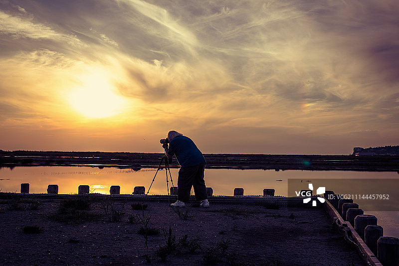 摄影师拍摄日落图片素材