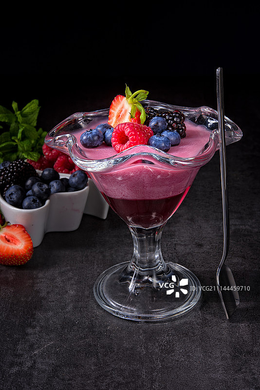 美味野生浆果布丁图片素材