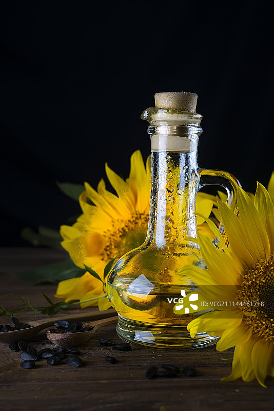 玻璃瓶装向日葵油图片素材