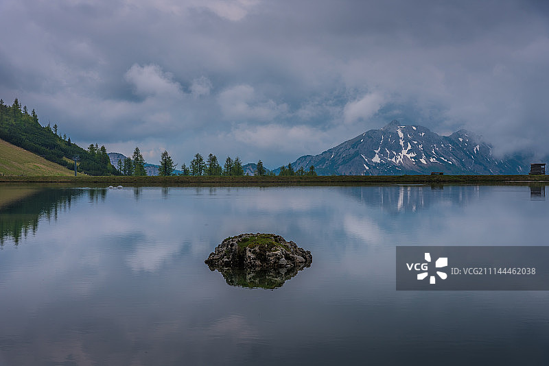 阿尔卑斯山湖泊图片素材