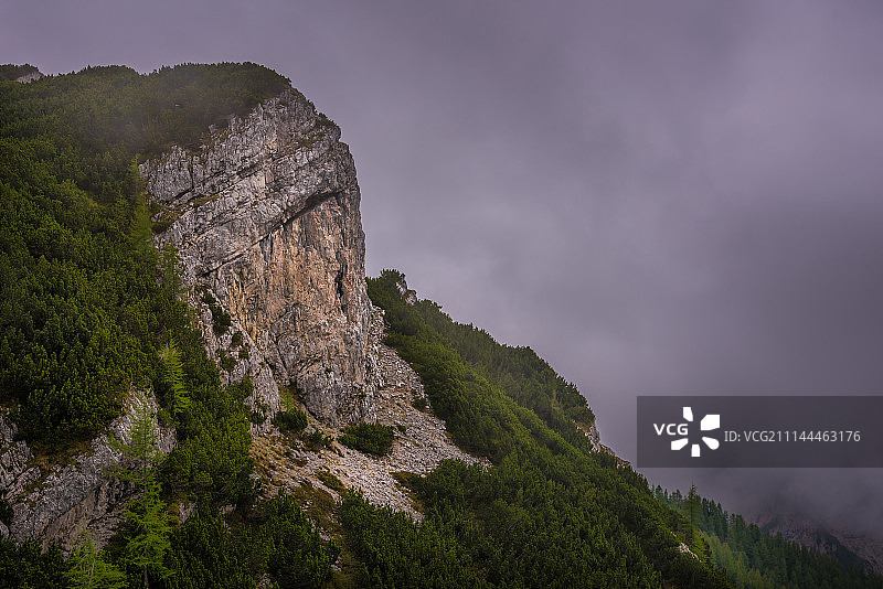 云中的岩石图片素材