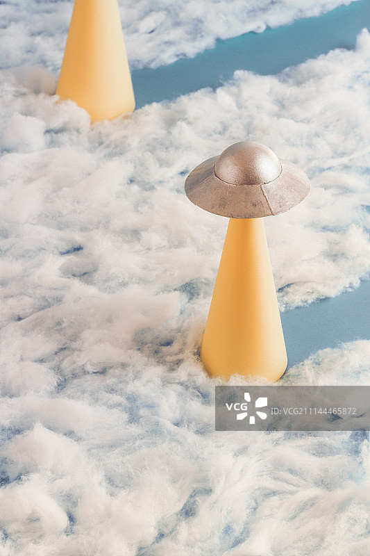 UFO光束清理云层图片素材