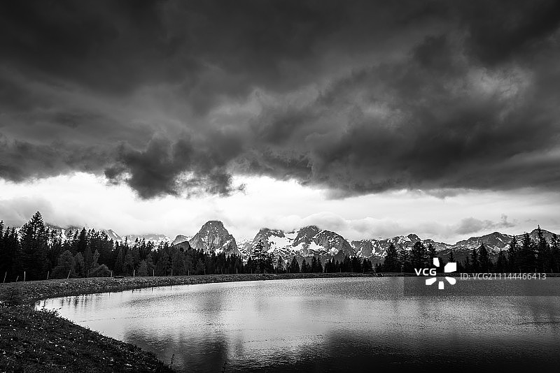 暴风雨中图片素材