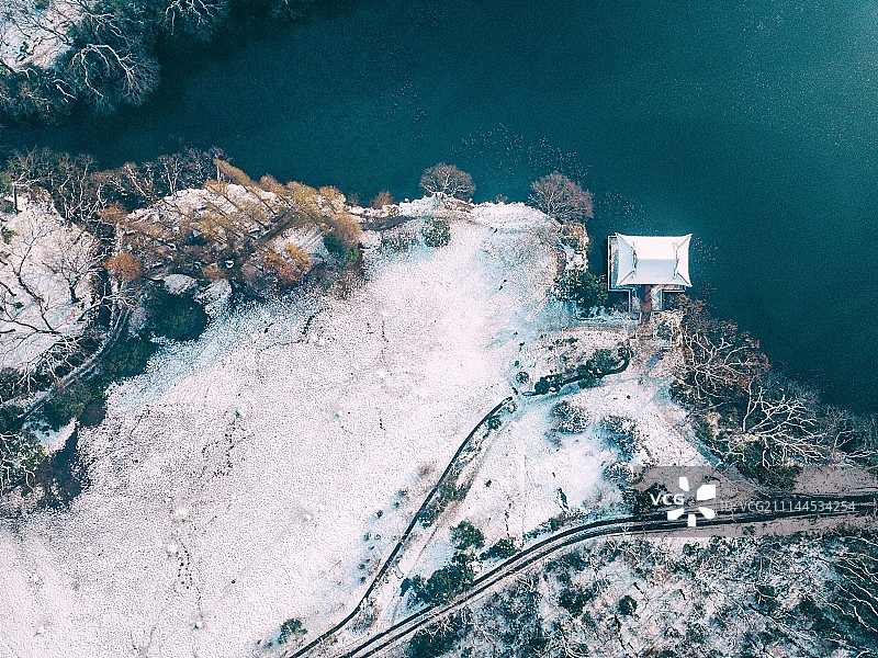 白地碧水图片素材