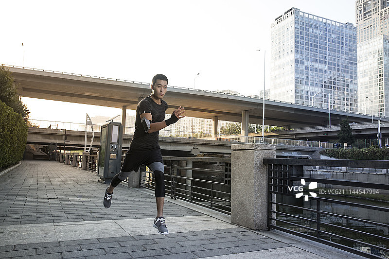 年轻男子户外跑步锻炼图片素材