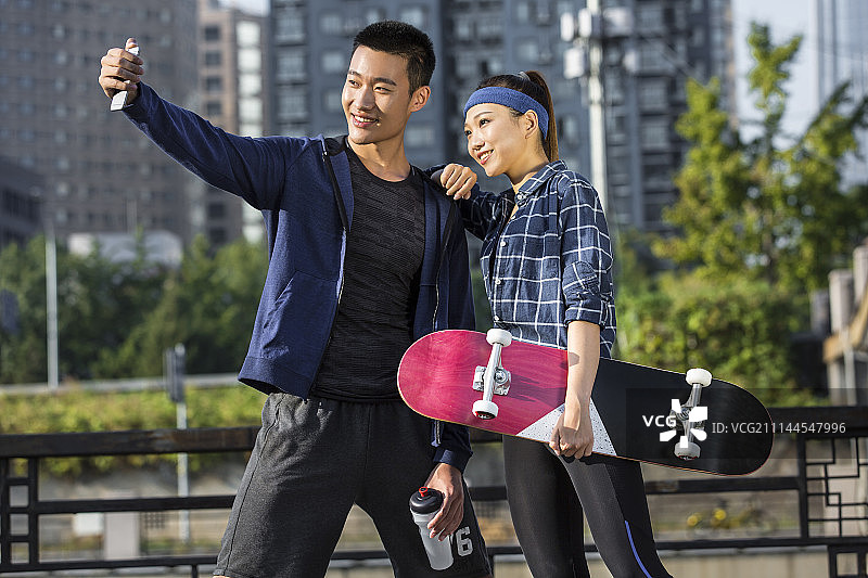 运动的年轻人使用手机自拍图片素材