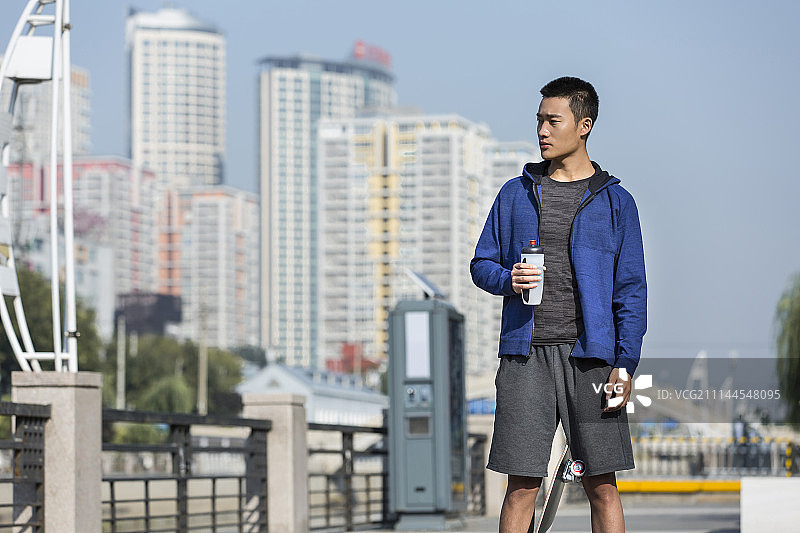 玩滑板的年轻男士运动后休息图片素材