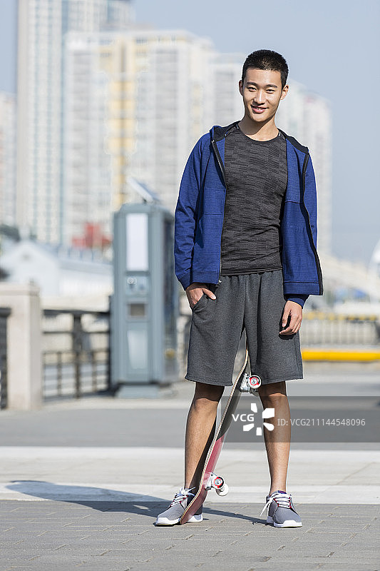 玩滑板的年轻男士图片素材