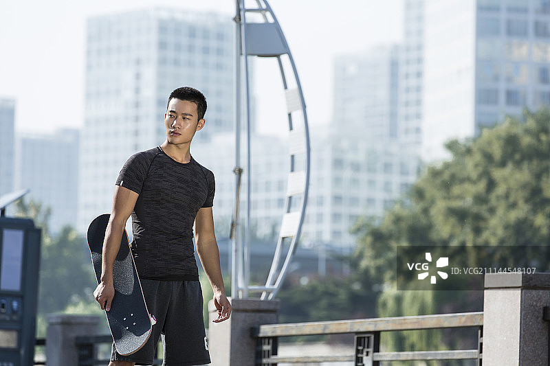 玩滑板的年轻男士图片素材