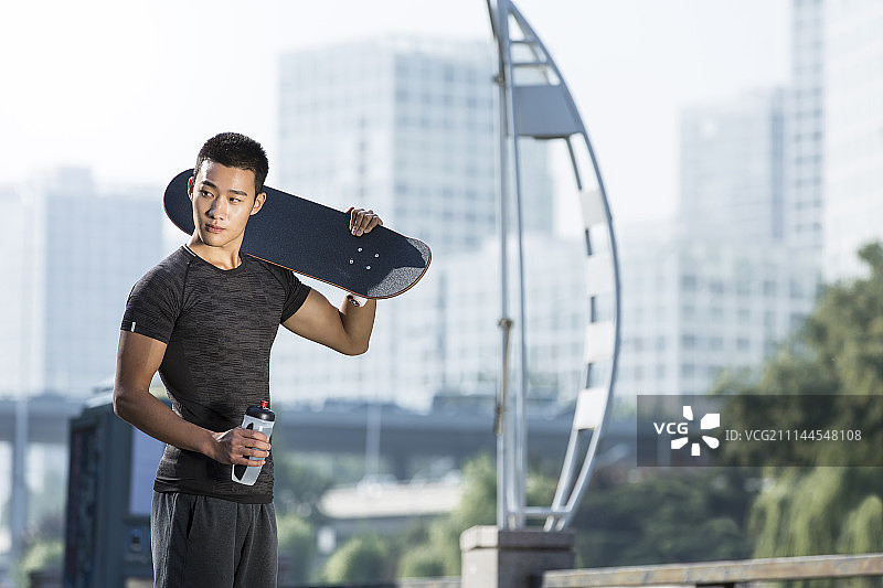 玩滑板的年轻男士图片素材