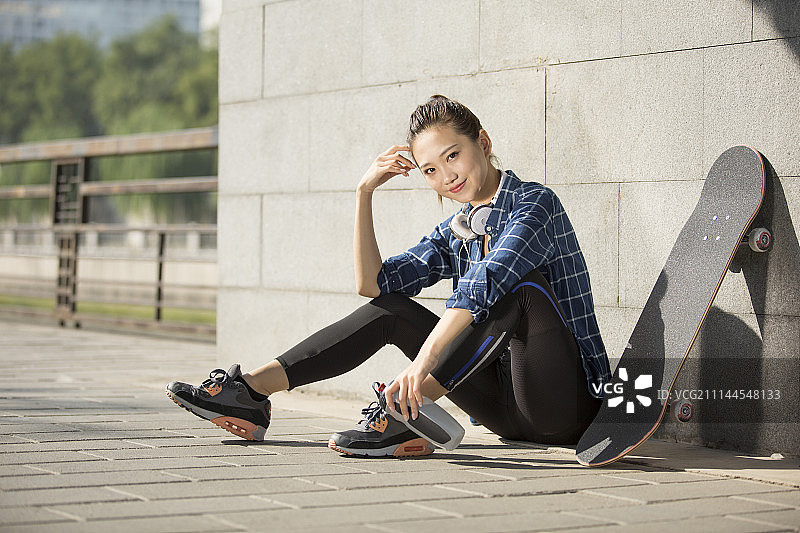 年轻女子运动后休息图片素材