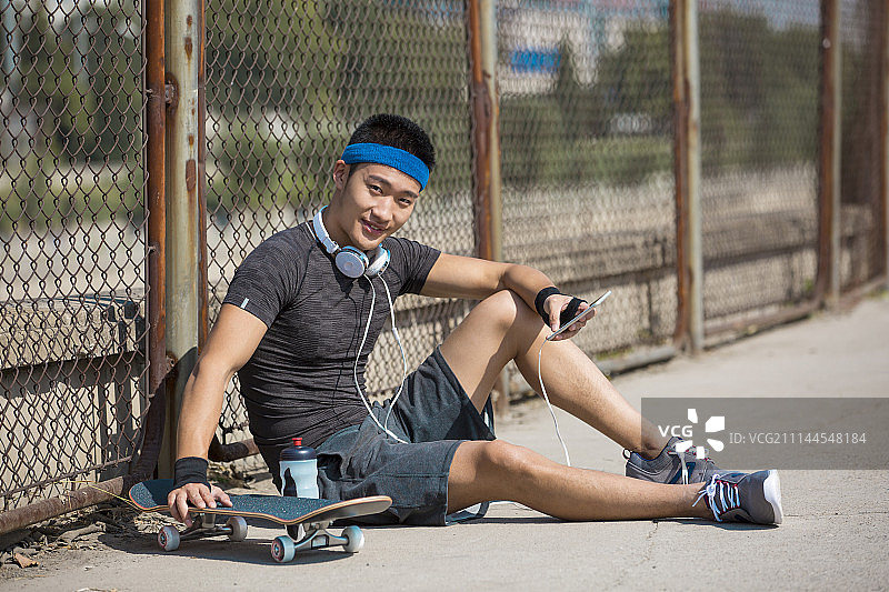 年轻男子运动后休息图片素材