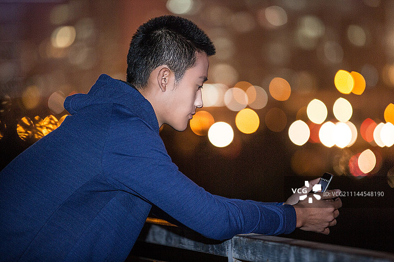 年轻男子使用手机图片素材