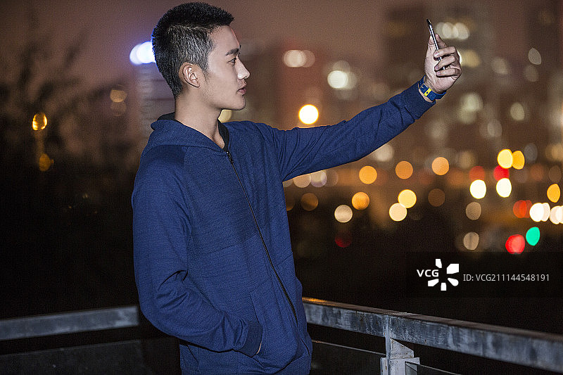 年轻男子健身后在用手机自拍图片素材