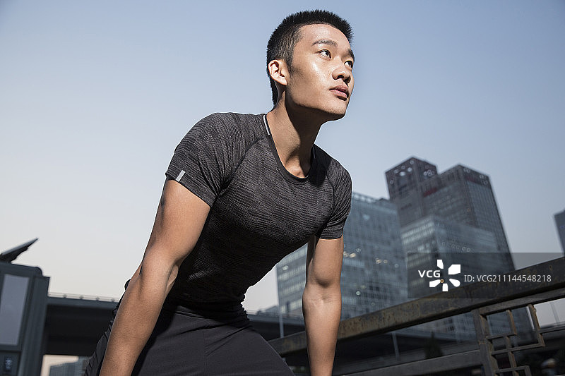 年轻男子运动后休息图片素材