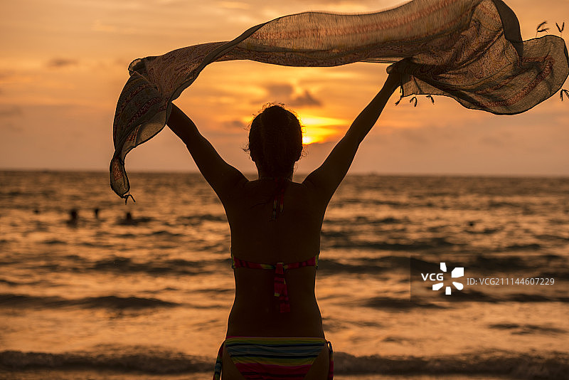 夕阳下的女人图片素材