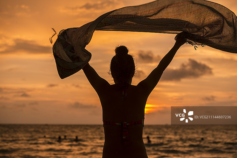 夕阳下的女人图片素材