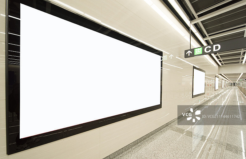 地铁站里面的广告牌图片素材
