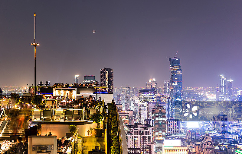 泰国楼顶酒吧城市夜景图片素材