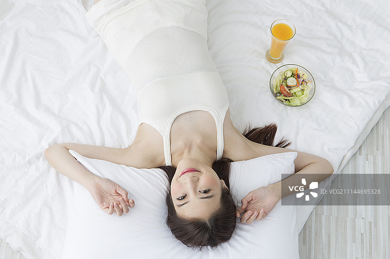 女性,沙拉,柳橙汁图片素材