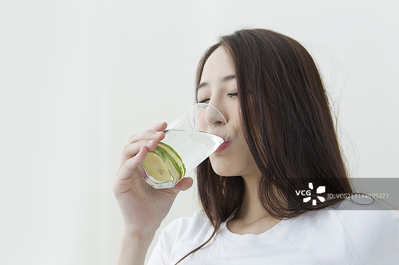 女性,喝,柠檬水图片素材