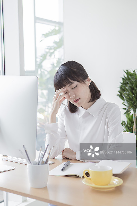办公女性,头痛图片素材