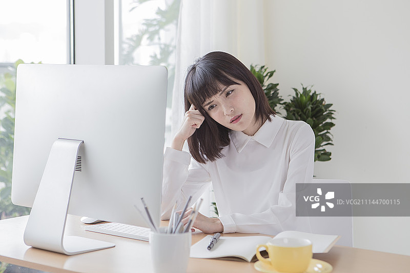 办公女性,头痛图片素材