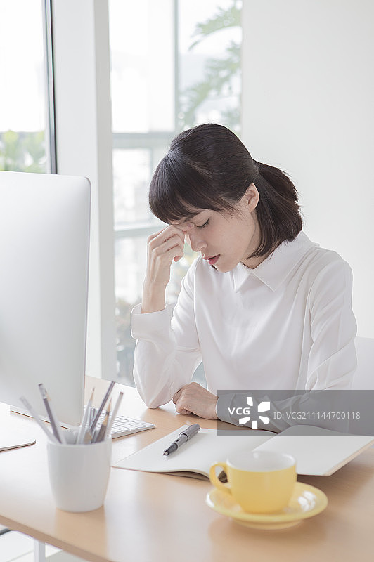 办公女性,头痛图片素材