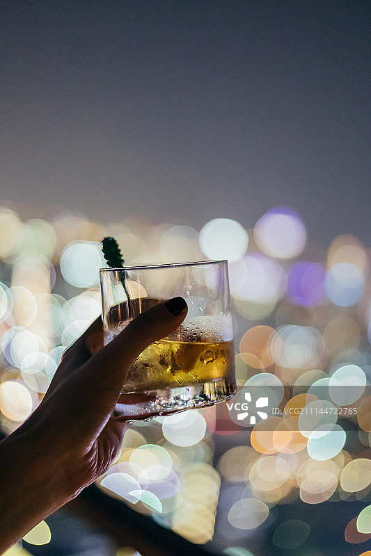 城市背景举杯图片素材