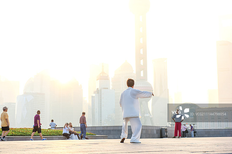 上海外滩晨练打太极图片素材