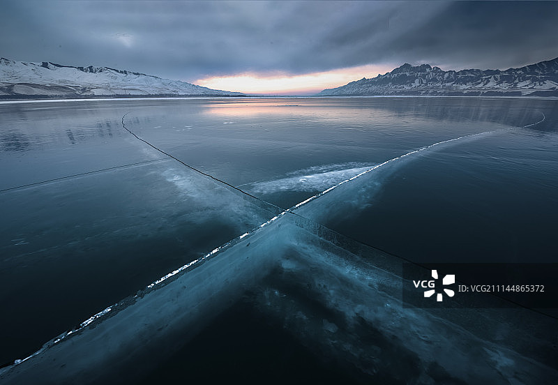 新疆冰泡湖图片素材