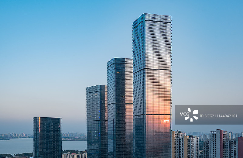 在夕阳下的现代城市建筑外部图片素材