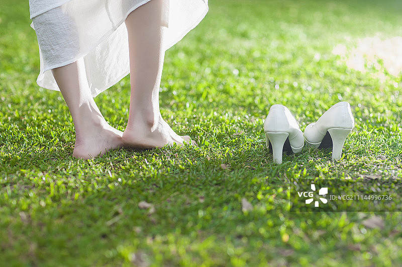 女性,赤脚,高跟鞋图片素材