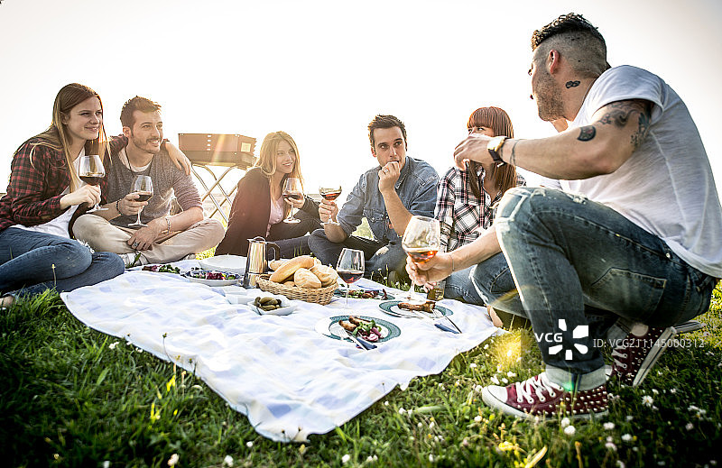 朋友们在野餐时一起吃喝玩乐图片素材