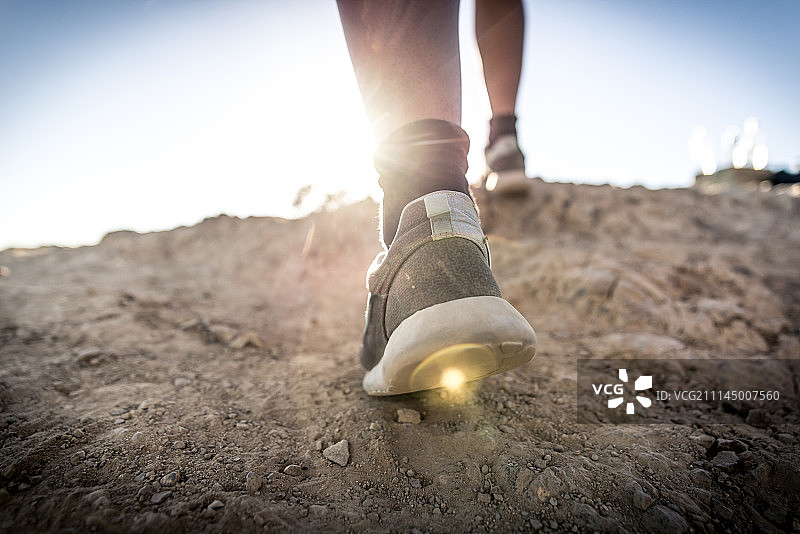 女徒步旅行者上山特写图片素材